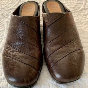 Nurture brown clogs